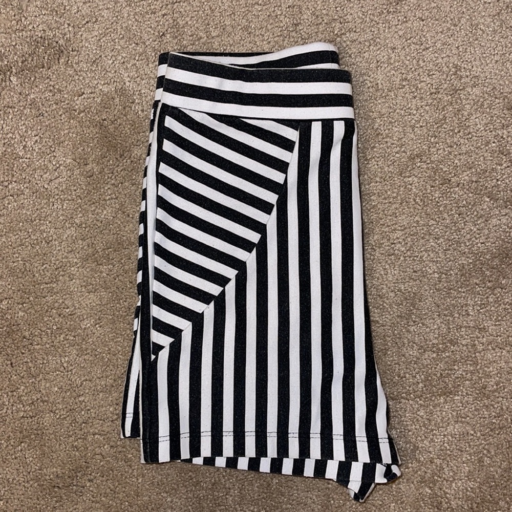 ❗️FINAL SALE❗️Black & White High Waisted Shorts - Picture 3 of 7